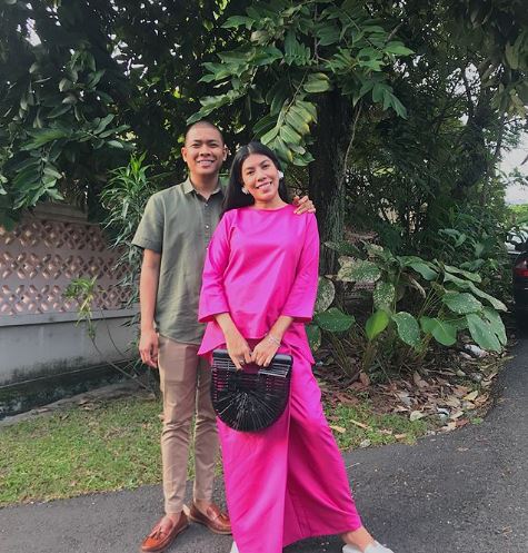 Instagram @bettyrahmad Betty bersama suami ketika menyambut Syawal baru-baru ini.